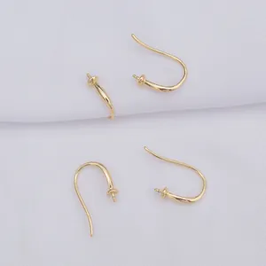 Detail van 14k vergulde messing oorhaken met pinnen voor DIY-sieraden maken projecten
