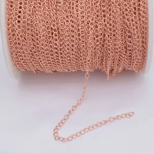 Detail der roségoldenen Verlängerungskette auf Rolle für DIY-Schmuckherstellung
