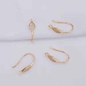 Detailopname van 14K vergulde oorhaken met zirkonia steentjes voor DIY-sieraden maken