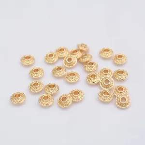 Primer plano de cuentas espaciadoras de oro de 14k con relieves detallados de girasoles