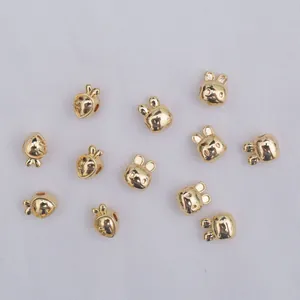 Vista dettagliata delle perline a forma di coniglio in oro 14K per gioielli fai-da-te