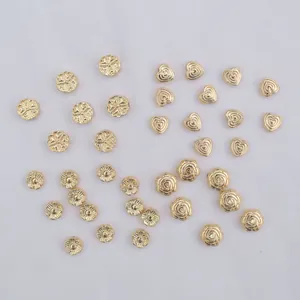 Perline distanziatrici placcate in oro 14k con motivi a cuore e fiori per gioielli