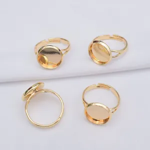 Dettaglio di quattro basi per anelli regolabili placcate oro 14k da 12 mm per fai da te