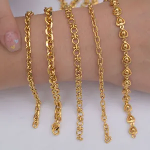 Set aus 24k vergoldeten Armbändern mit Herz- und ovalen Kettendesigns am Handgelenk