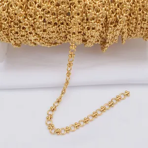 Makro-Detail einer 24k vergoldeten O-Kette mit kleinen Perlen für DIY-Schmuck