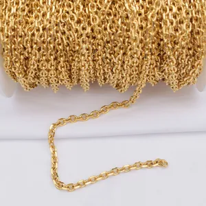 Nahaufnahme einer 24K vergoldeten O-Kette auf Rolle für DIY Schmuckherstellung