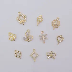 Détail macro de breloques plaquées or 14 carats avec zircons pour création de bijoux