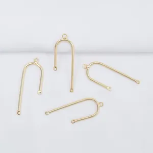 Makro-Detail von 14K goldgefüllten U-förmigen Ohrringverbindern mit drei Ösen