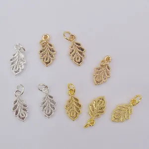 Détail des pendentifs en forme de feuille de chêne en or 14k et argent avec nervures