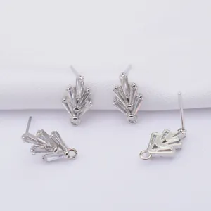 Makroaufnahme von S925 fächerförmigen Zirkon-Ohrsteckern mit Schlaufen für DIY-Schmuck