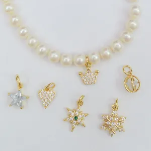 Collier de perles plaqué or 14K avec pendentifs étoile et flocon sertis de zircons