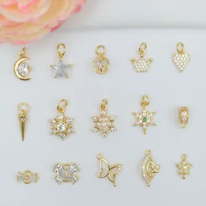 Détail macro de divers pendentifs plaqués or 14 carats avec zircons pour bijoux DIY