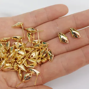 Makroaufnahme von vergoldeten, unregelmäßigen Ohrringkomponenten mit 14k-Finish