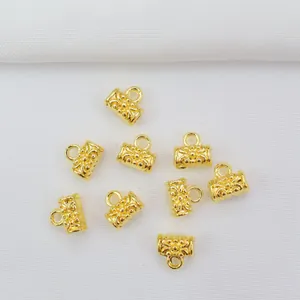 Detaillierte Makroansicht von 14K Gold gefüllten Zwischenperlen mit floralem Relief-Design