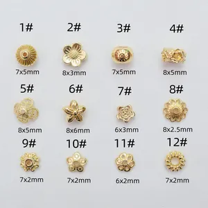 Varietà di distanziatori a fiore placcati oro 14K e copriperle per gioielli fai-da-te