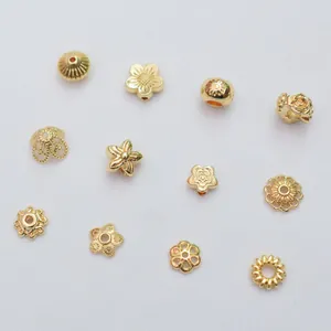Dettaglio di copriperle a fiore e distanziatori placcati oro 14k per creazione gioielli DIY