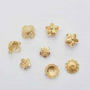 Vista macro di copriperle a fiore in oro 14k per la creazione di gioielli fai-da-te