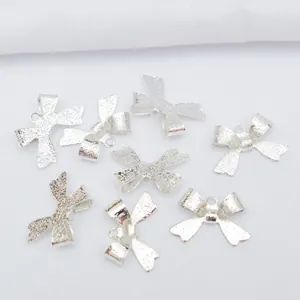 Set de ocho colgantes de lazo mate bañados en oro 14k para joyería artesanal