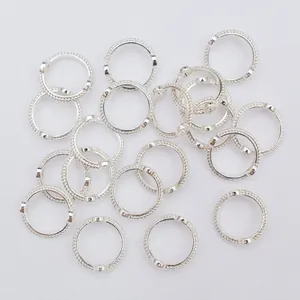 Vue macro d'entretoises d'anneaux torsadés en or 14 carats pour création de bijoux