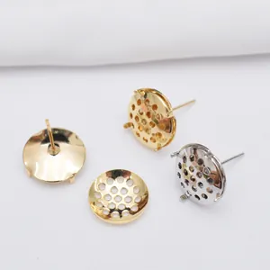Makro-Detail von 14k Gold und Silber DIY Ohrstecker-Basis mit Mehrloch-Muster für Schmuck