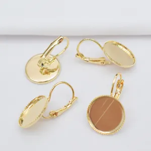 Makroaufnahme von 14k vergoldeten Ohrhaken mit 12mm runder Fassung für DIY-Schmuck