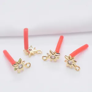 Set aus vier 14k vergoldeten Sternohrringen mit klaren Kristallen und roten Schutzkappen