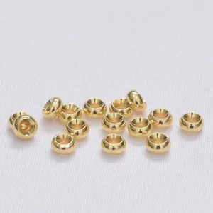 Vue macro de perles d'espacement concaves en or 14 carats pour création de bijoux