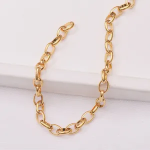 Makroaufnahme einer 24k vergoldeten ovalen Gliederkette für DIY-Schmuck auf Weiß