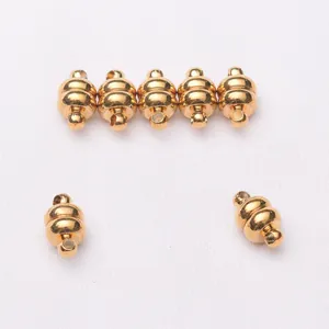 Fermoirs magnétiques en or 24k pour colliers et bracelets DIY sur tissu blanc