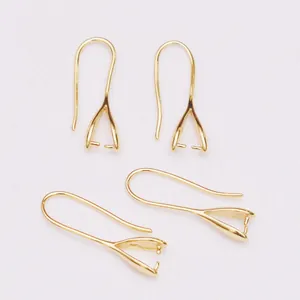 Macro-opname van 14k vergulde U-vormige oorhaken met speldsluiting voor DIY-sieraden maken