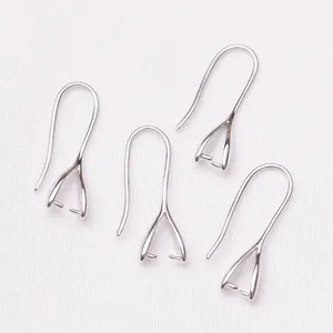Detail van verzilverde U-vormige oorhaken met hangertjes voor doe-het-zelf sieraden