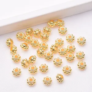 Makro-Detail von 14k goldgefüllten Blumen-Abstandshalter für DIY-Schmuck und Armbänder
