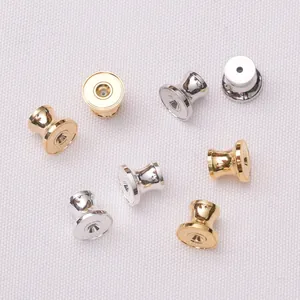 Dettagli macro di chiusure per orecchini e spille in oro 18 carati e argento lucido