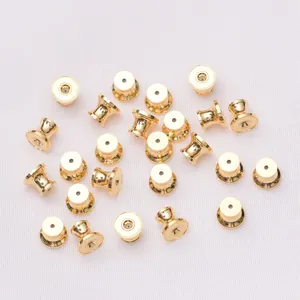 Macro di chiusure per orecchini placcate in oro 18k con finitura lucida per gioielli
