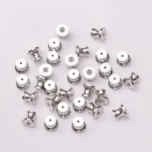 Vista macro di chiusure per orecchini placcate argento 18k per creazione gioielli DIY