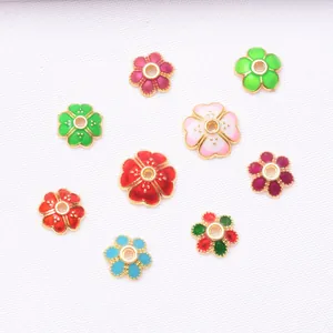 Makroansicht bunter Emaille-Blumenzwischenperlen mit Goldrand für DIY-Schmuckherstellung