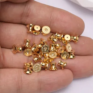 Dettaglio ravvicinato di chiusure per orecchini placcate in oro 18k con marchio 750 e blocco