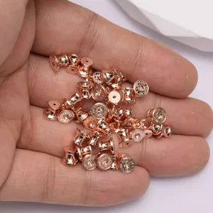 Dettaglio di chiusure per orecchini placcati in oro rosa 18 carati con incisioni 18K