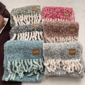 Écharpes d'hiver en laine mélangée avec étiquettes en cuir et pompons en six couleurs
