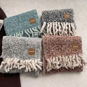 Mise à plat de foulards épais en laine mélangée avec pompons et étiquettes en cuir