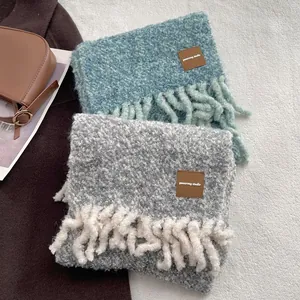 Écharpes en laine tricotée bleue et grise avec franges et détails de texture douce