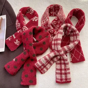 Écharpe de Noël en tricot Fair Isle avec motifs flocons et cœurs, étiquette faite main