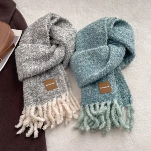 Écharpe en laine mélangée avec franges en gris et bleu sarcelle sur fond doux