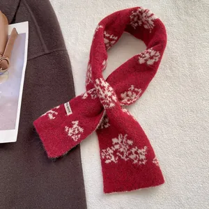 Écharpe en tricot Fair Isle rouge foncé avec motifs de flocons et étiquette Hand Made