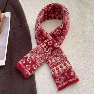 Écharpe en tricot rouge et blanche avec motifs de cœurs et texture cachemire douce