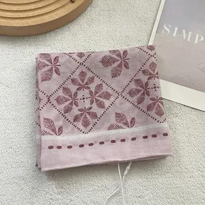 Carré en coton lin rose plié avec motif de feuilles de marronnier et bordure géométrique