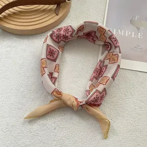 Geometrisches Seidentuch in Rosa und Orange mit Boho-Blumen auf weißem Kunstpelz