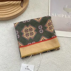 Vintage-Halstuch mit geometrischem Druck, dunkelgrüner Basis und orangefarbenem Rand
