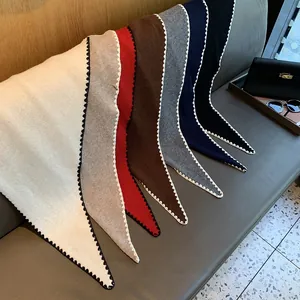 Détail de châles triangulaires en laine avec bords festonnés en plusieurs couleurs
