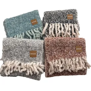 Écharpes d'hiver en laine mélangée en quatre couleurs avec étiquettes en cuir et franges